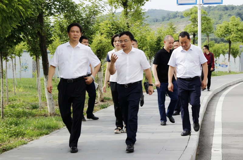 畢節(jié)市市委副書記、市長(zhǎng)張集智一行到 畢節(jié)工業(yè)職業(yè)技術(shù)學(xué)院調(diào)研