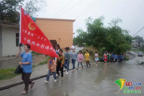暑假期間，這群孩子因幫助村民辦實事成為了“網(wǎng)紅”