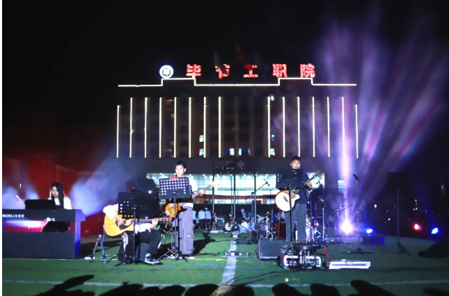 音樂盛宴雖落幕 奮斗青春不散場——一場不容錯(cuò)過的迎新草地音樂會