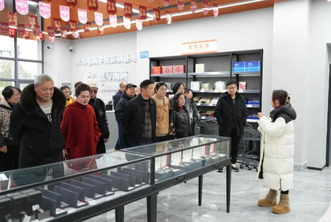 憶崢嶸歲月 話今朝發(fā)展——學(xué)院召開(kāi)退休干部、教職工座談會(huì)