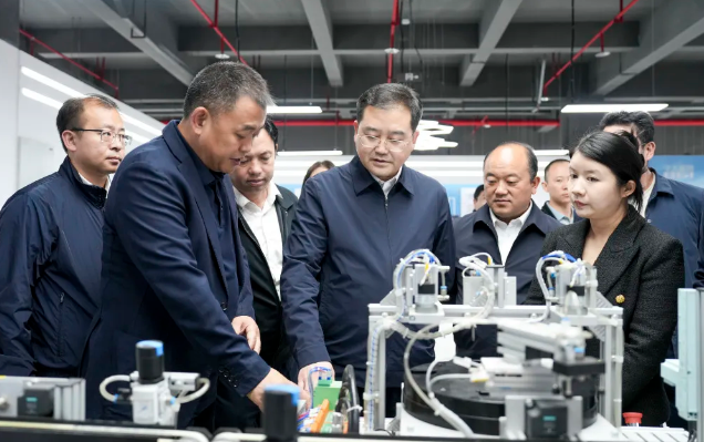 四川省人力資源和社會(huì)保障廳黨組成員、副廳長劉曉博一行赴我院考察