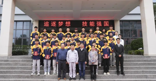 畢節(jié)工業(yè)職業(yè)技術(shù)學(xué)院舉辦“勞模工匠進校園，匠心傳承育未來”系列活動