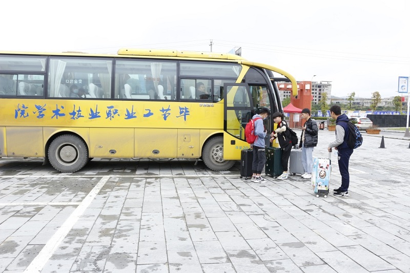 扶上馬、送一程，畢節(jié)工業(yè)職業(yè)技術學院赴企業(yè)送學生到崗實習